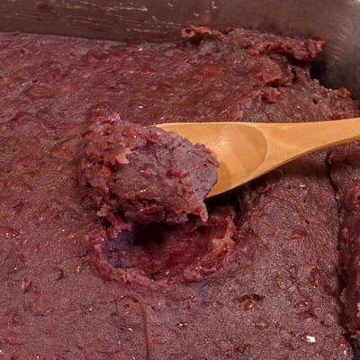 直火銅釜で練り上げた、こだわりの小豆餡が自慢
