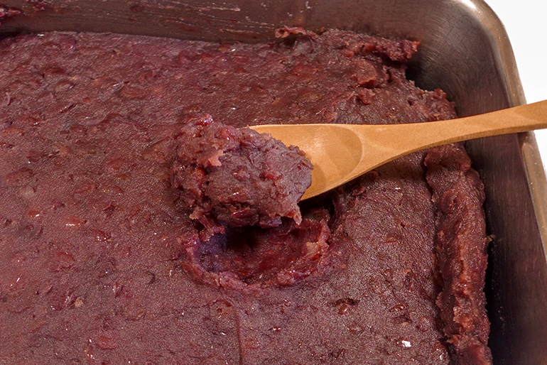 直火銅釜で練り上げた、こだわりの小豆餡が自慢
