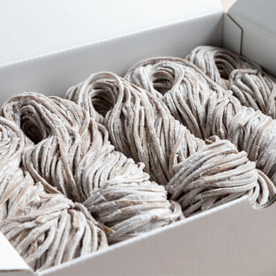 「黒目の太麺」と旨み凝縮のスープが自慢