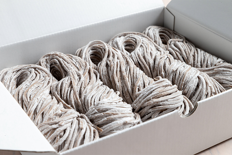 「黒目の太麺」と旨み凝縮のスープが自慢