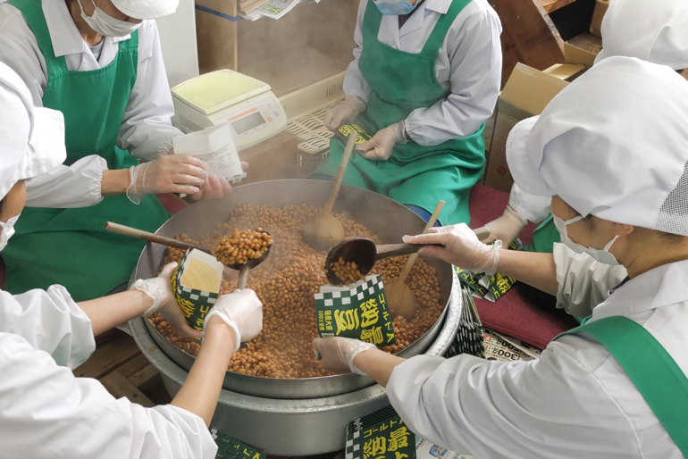 奥羽山脈神室山水系の豊富な地下水と厳選大豆を使用