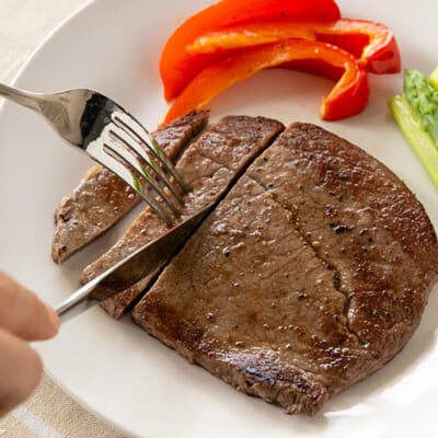 噛むほどに溢れ出す、肉本来の力強い旨味がたまりません