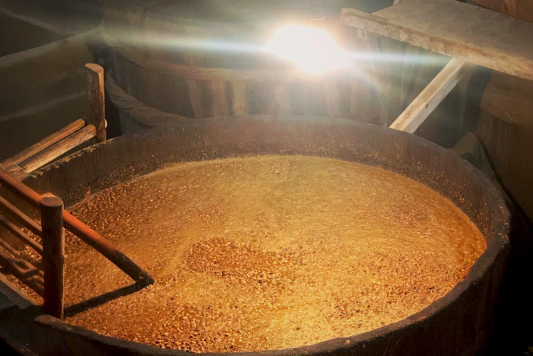 酵母菌などの微生物もそのままに瓶詰めした「生きた醤油」