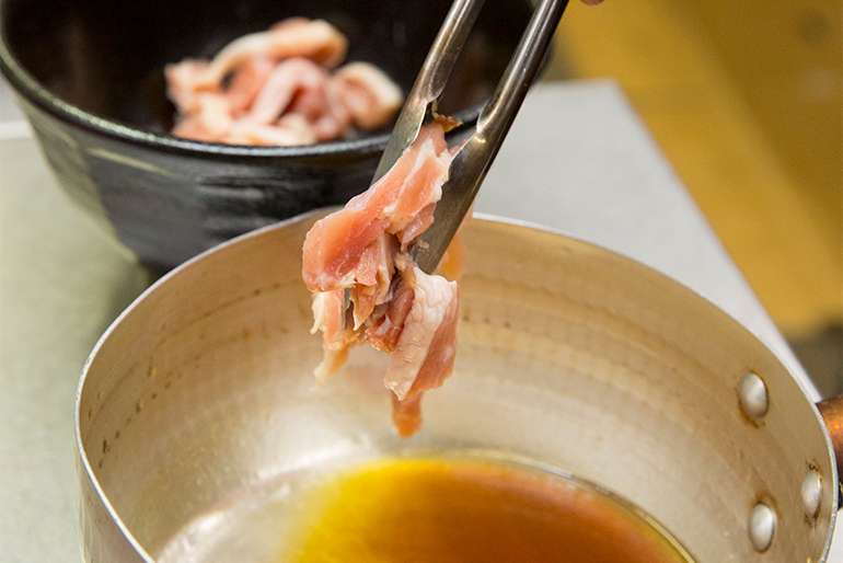 金の鶏中華は、雪平鍋で仕上げた「追い鶏」付き！