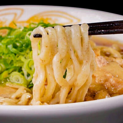 黄金スープが絡む！箸が止まらない麺