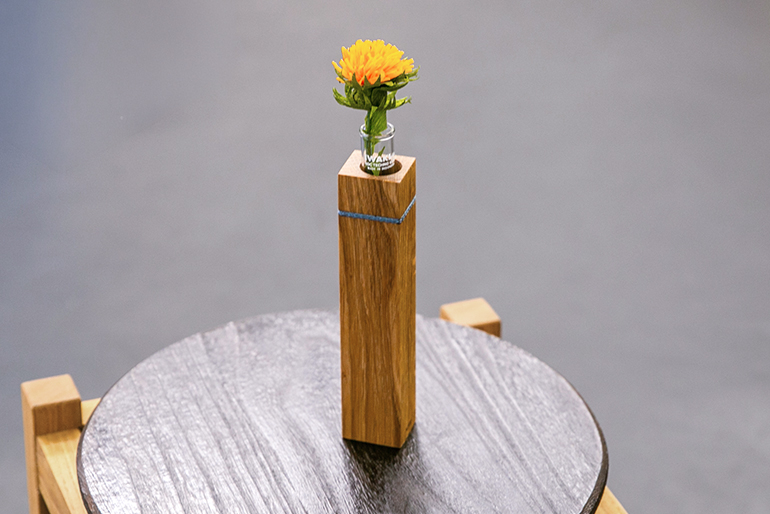 職人の手仕事が魅せる、紅花とひと花挿しのセット