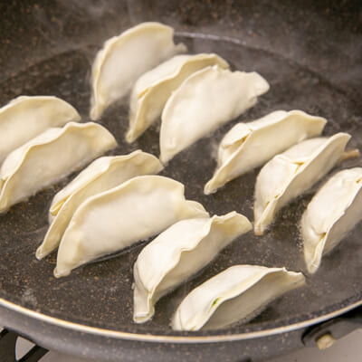冷凍のままフライパンに並べて焼くだけ!
