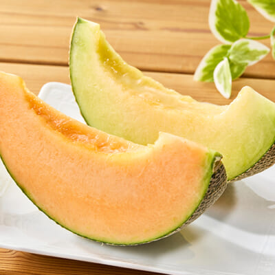 とろける赤肉とみずみずしい青肉のメロン！
