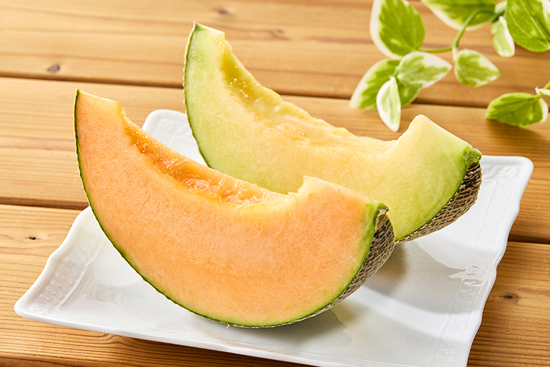 とろける赤肉とみずみずしい青肉のメロン！