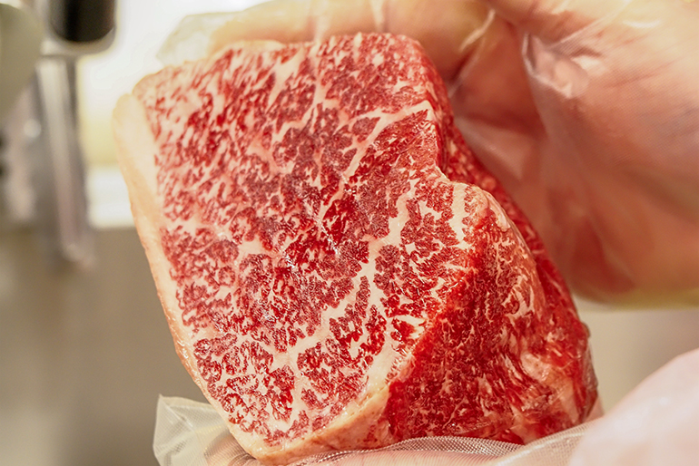 最小限の塩で肉の美味しさを引き出す