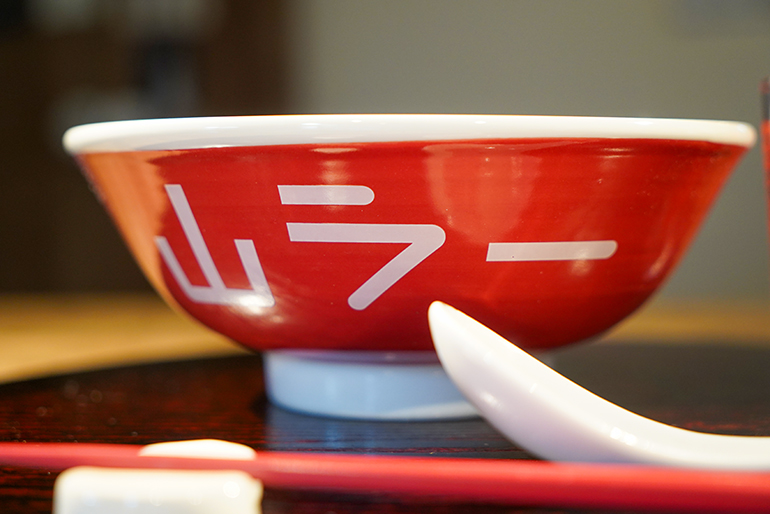 山形市と人気ラーメン店の店主が企画した「公式4点セット」