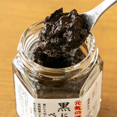 手軽に食べられる、黒にんにくペースト