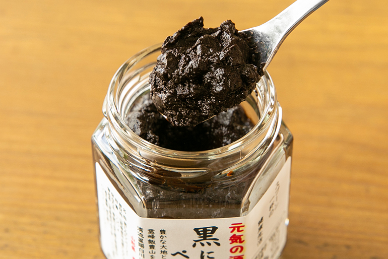 手軽に食べられる、黒にんにくペースト